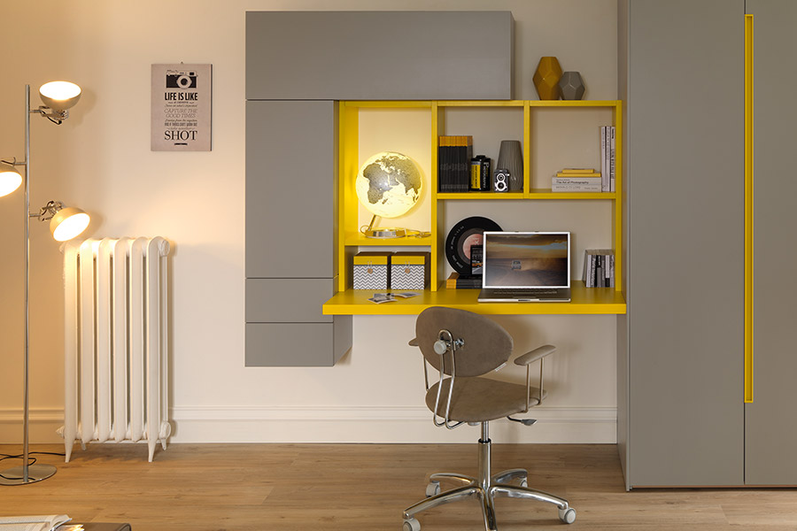 Angolo studio: scrivania sospesa con libreria Moretti Compact