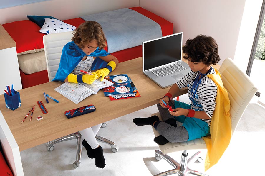 Cameretta con due letti a terra: scrivania Moretti Compact