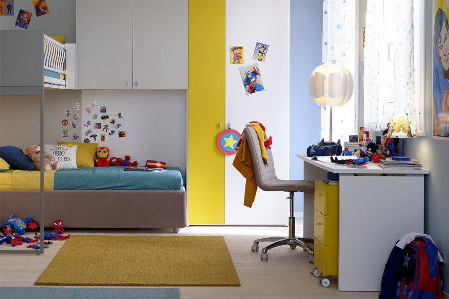 Cameretta per bambini con scrivania sotto la finestra